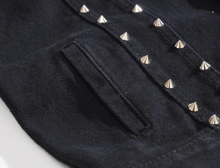 Veste en jean noir avec trou à rivets